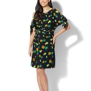 3/$20❄️New York & Company Lemon Dress Size M